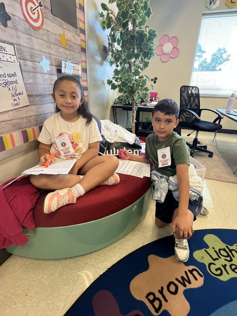 Mrs. Simmons' class became detectives this week as they worked hard to draw conclusions and solve the mystery of who kidnapped the principal!