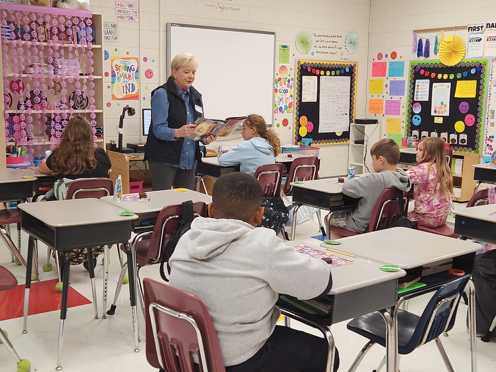 Shannon Parker reading to 4th grade