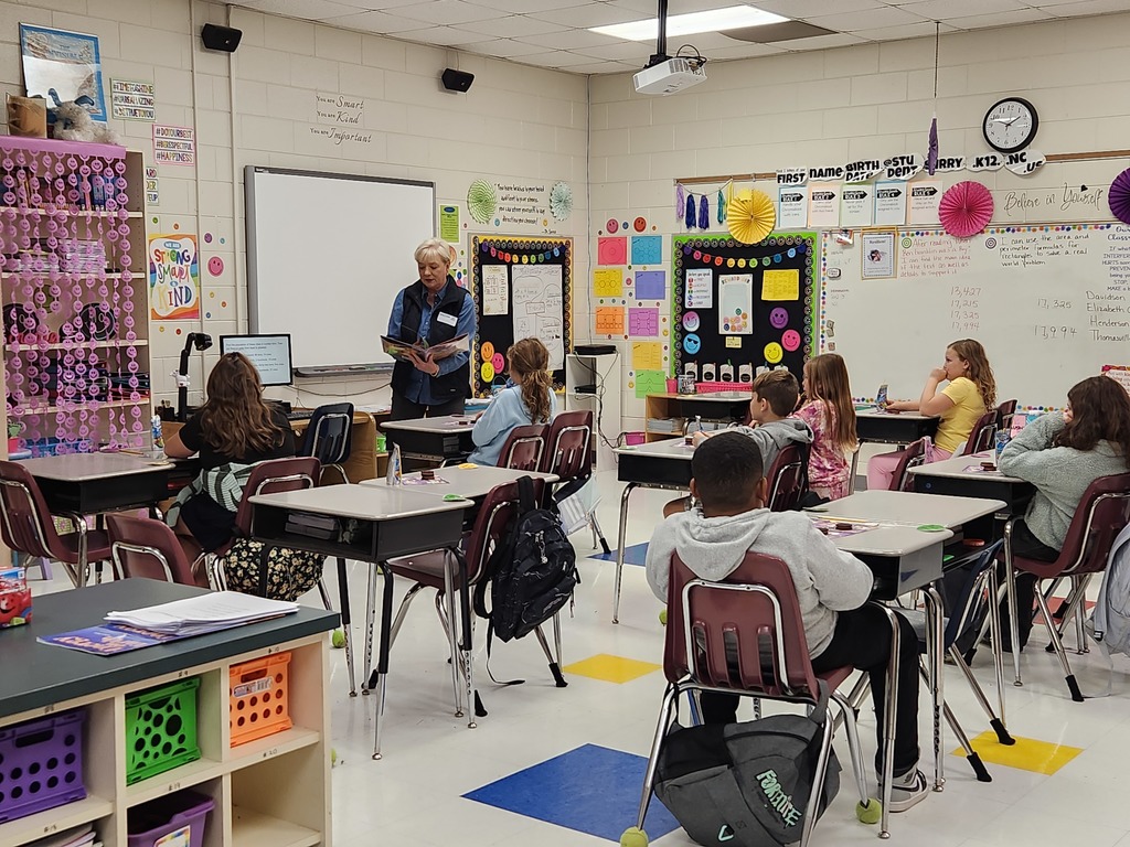 Shannon Parker reading to 4th grade
