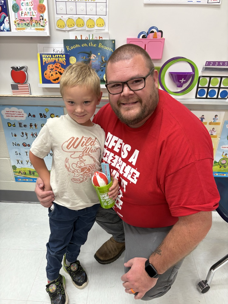 kinder with presenter