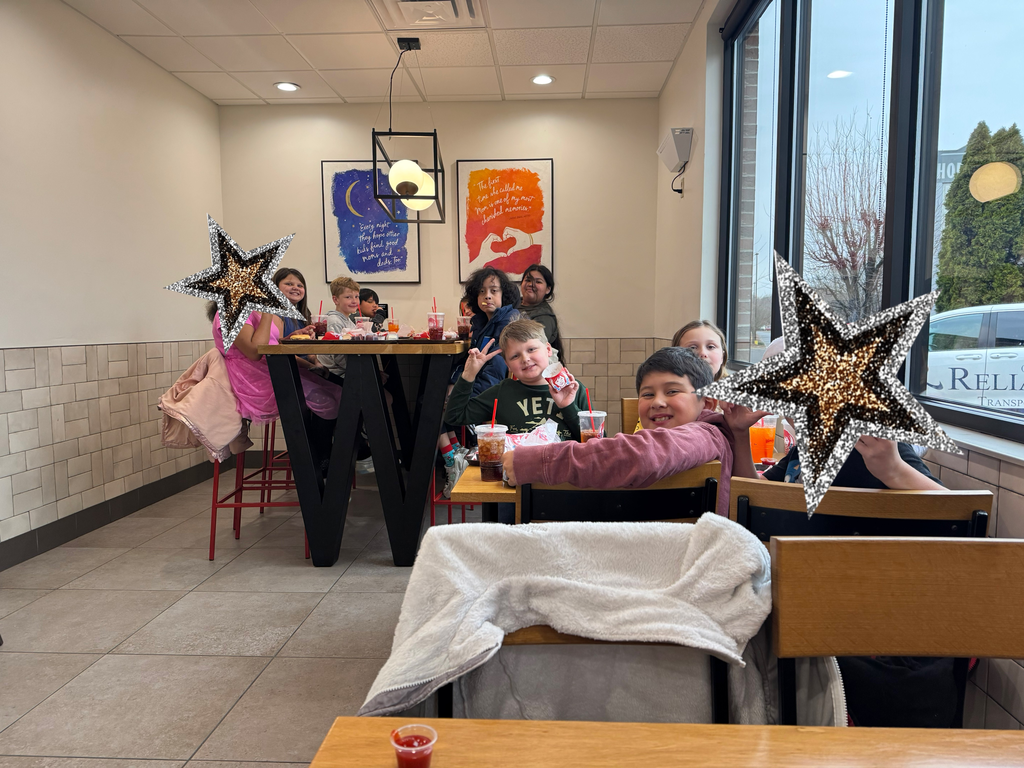 students eating lunch 