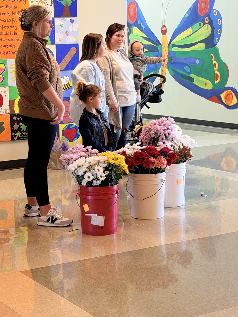 Thank you to the Rockford PTO for providing a flower bar for students to pick flower stems and create beautiful bouquets for their teachers. We also want to thank Mrs. Queen and Mrs. Waters for providing dessert from Lorene’s for everyone to enjoy!