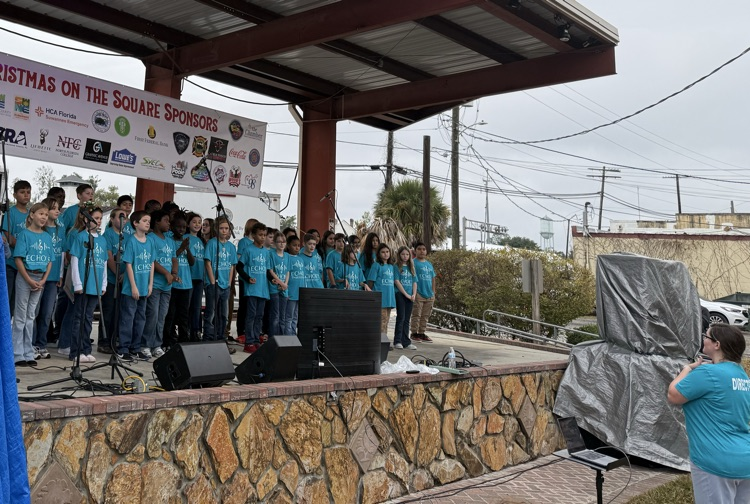 Suwannee Pineview Chorus – The Echoes performing at Christmas on the Square