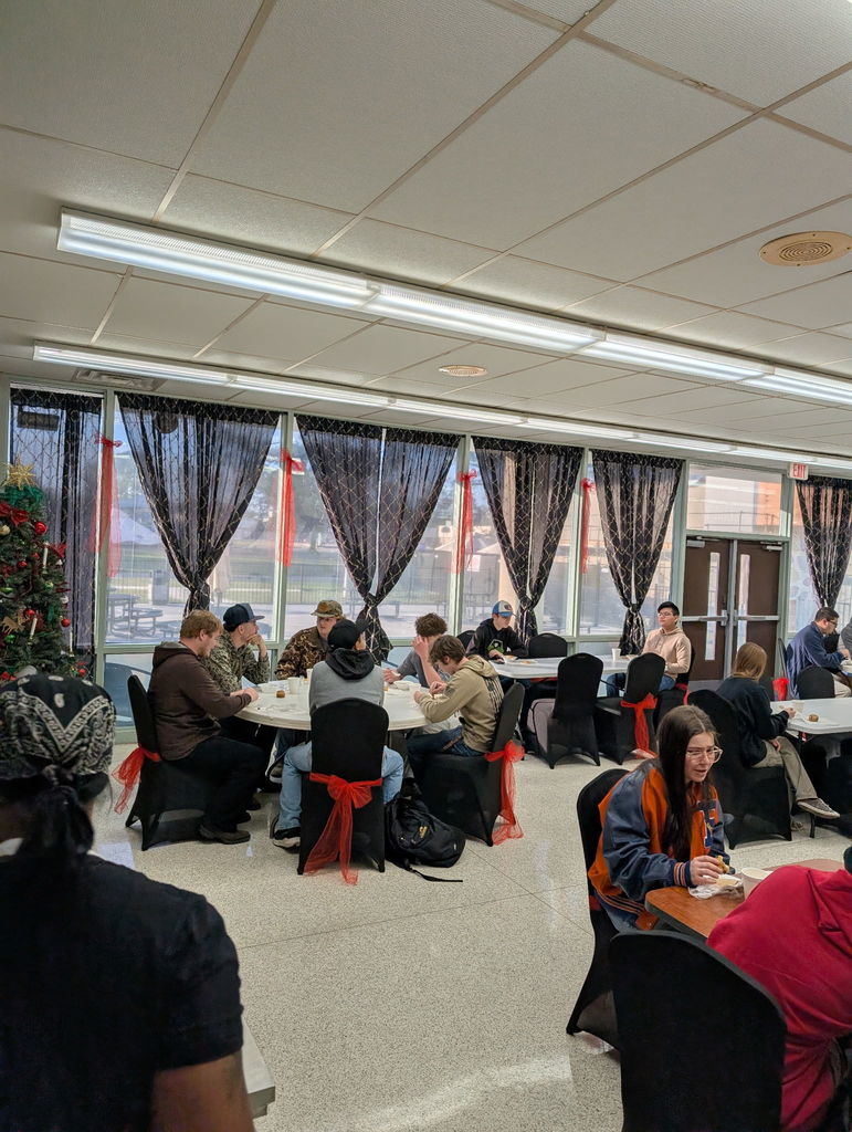 Room full of students eating breakfast