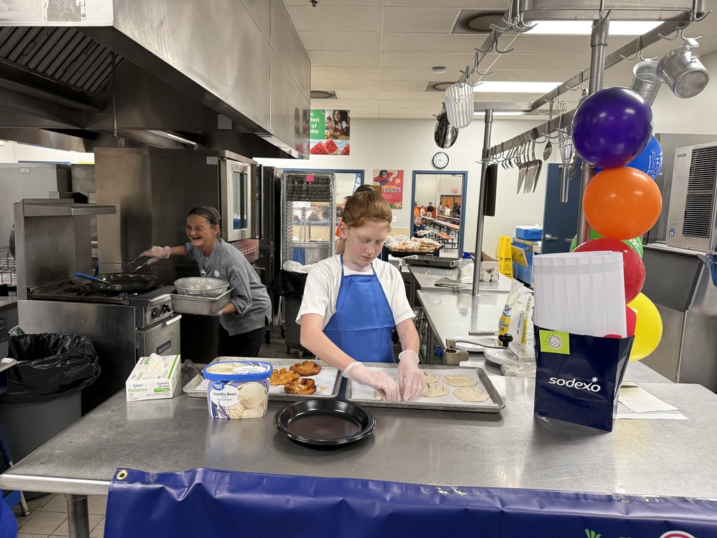 Maddison Parramore plating her dish 
