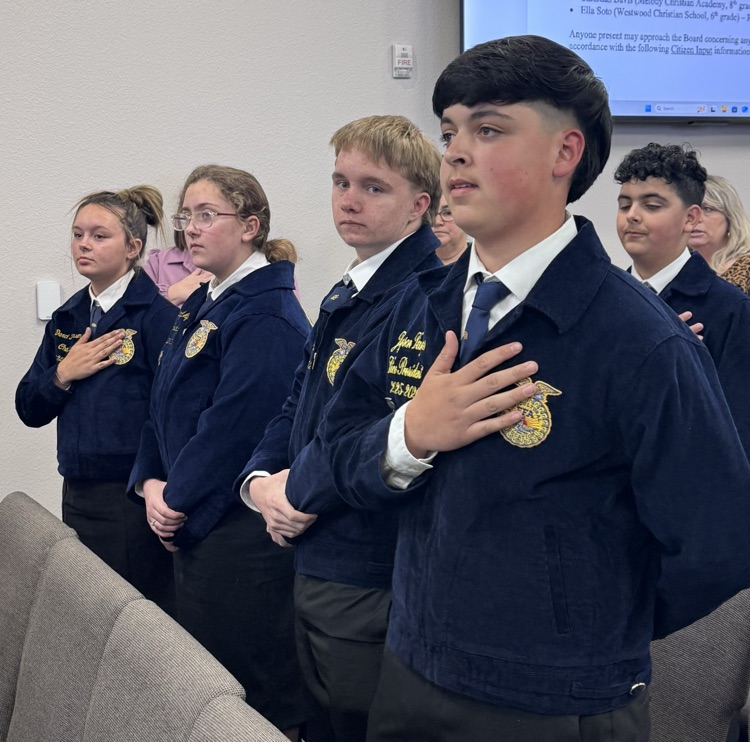 Suwannee Middle FFA members leading the pledge