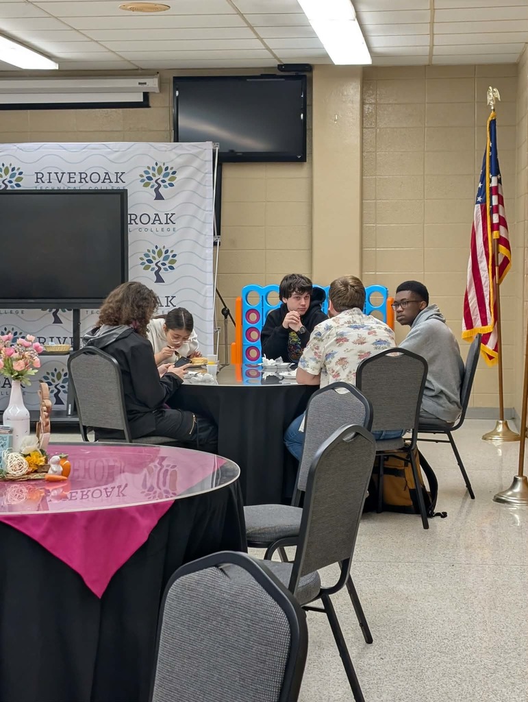 Students sitting down and enjoying their breakfast at the Dean's List breafast