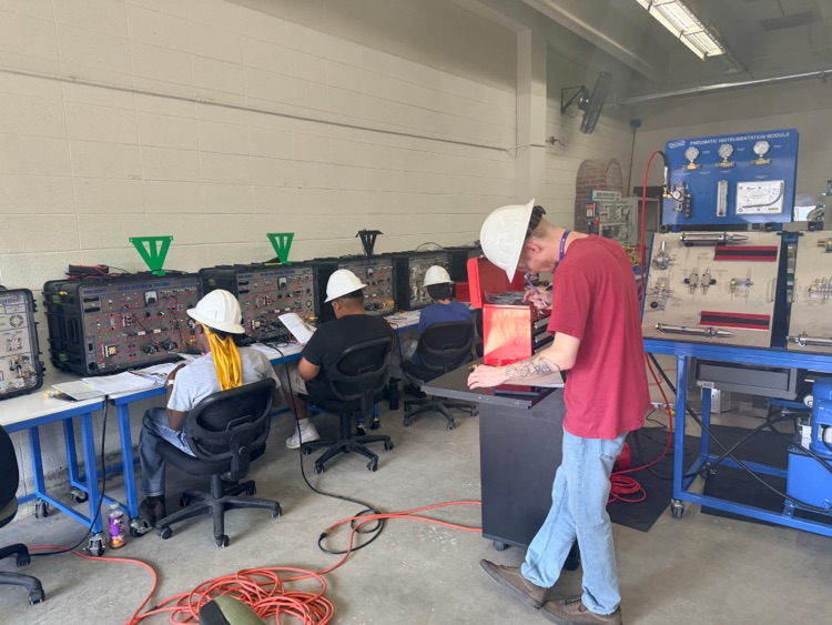 multiple students in lab area working