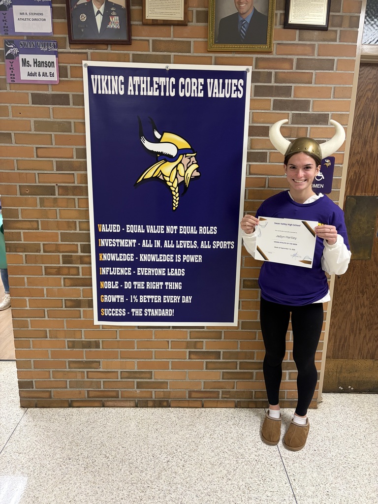 Jadyn Hartley receiving the Viking Athlete of the Week Award