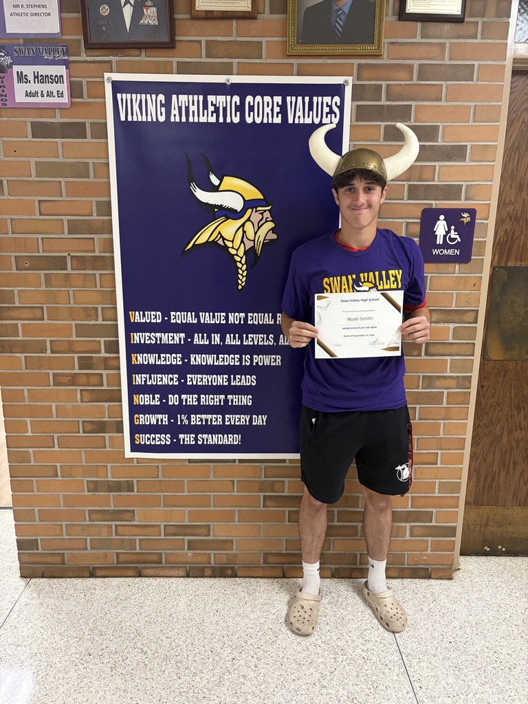 Noah Smith receiving the Viking Athlete of the Week Award