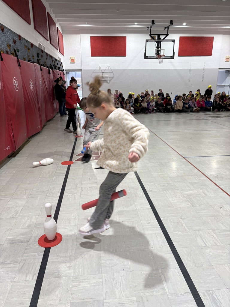 Students have to knock over a bowling pin using a pool noddle and their legs.