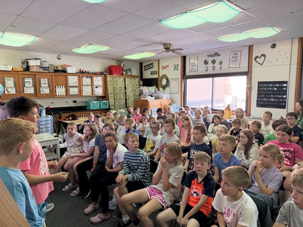 3rd graders listening to 4th graders