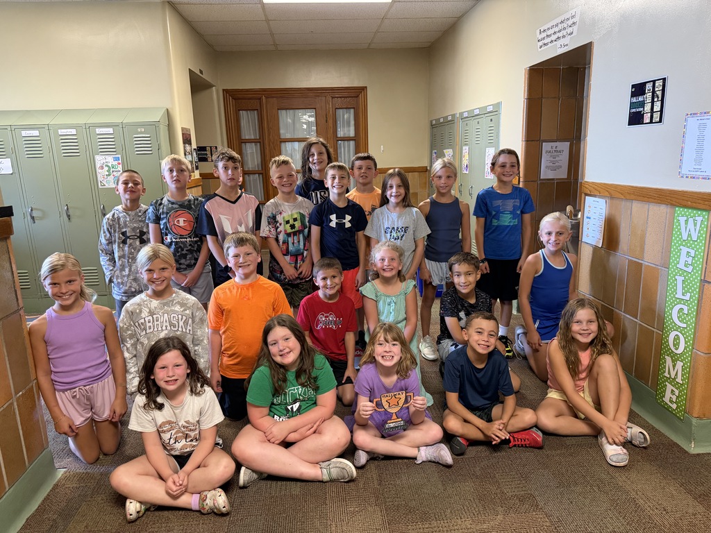 3rd grade class with hallway champions trophy