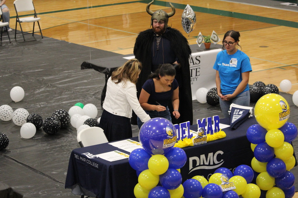 Del Mar Signing