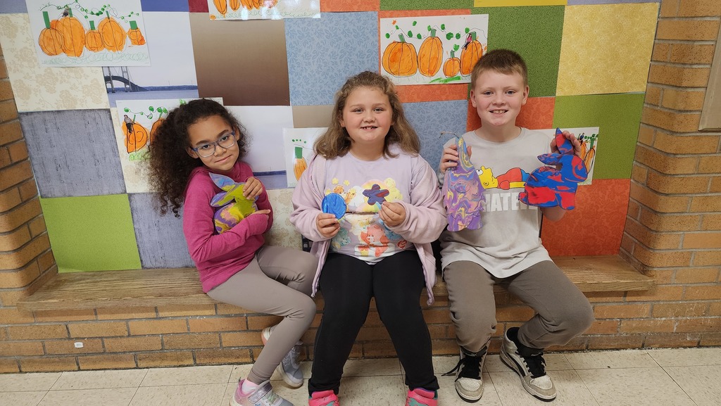 Students show paintings