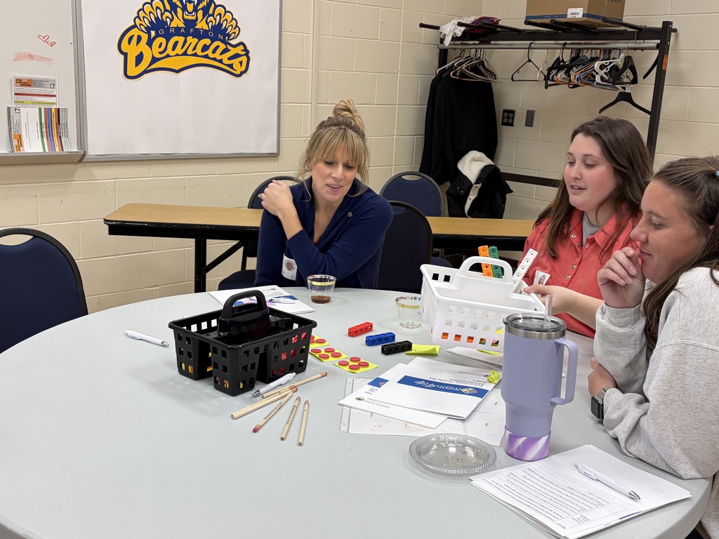 3 teachers using cubes to answer a math problem