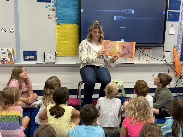 Isabella Glaspell reading to students