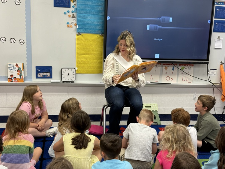 Isabella Glaspell reading to students 