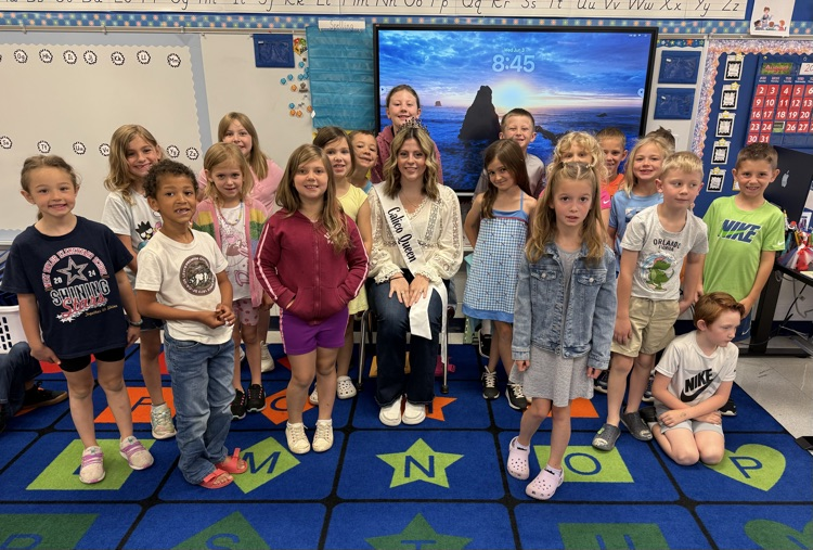 Isabella Glaspell with first grade and kindergarten students 