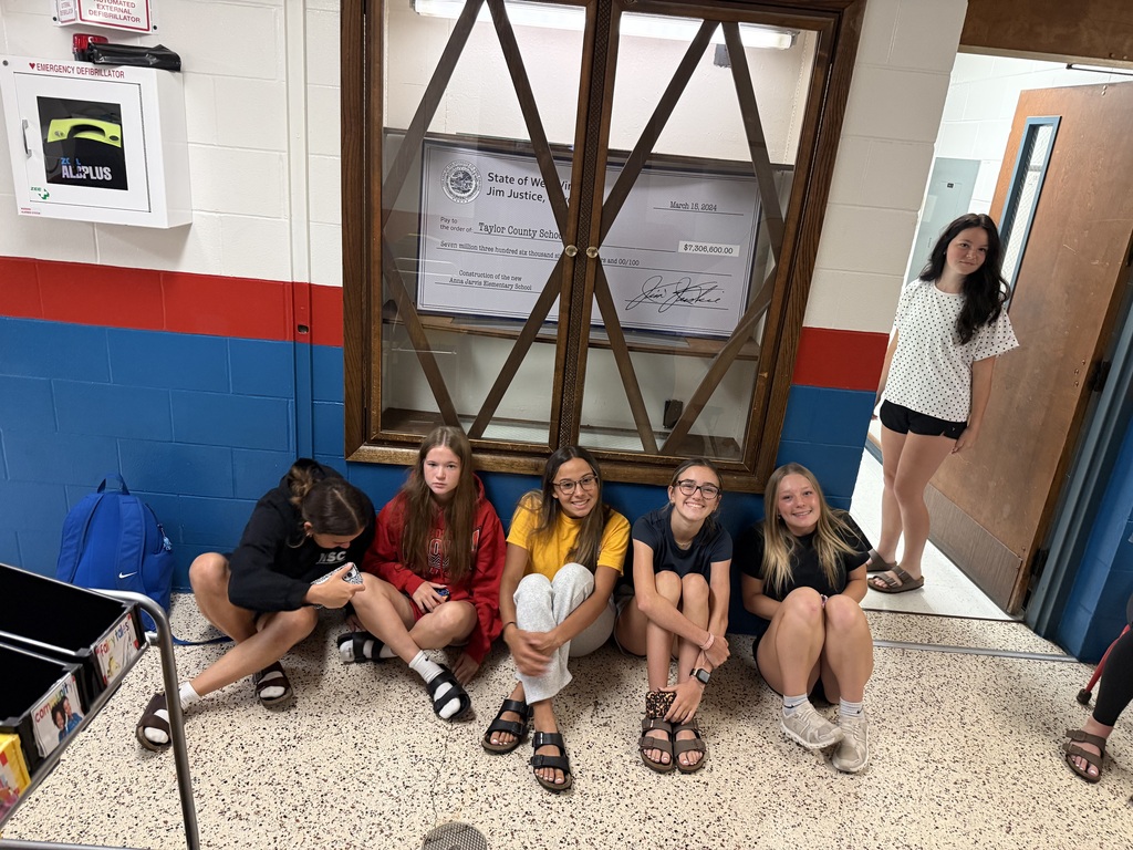 5 of the Lady Bearcats in the hall