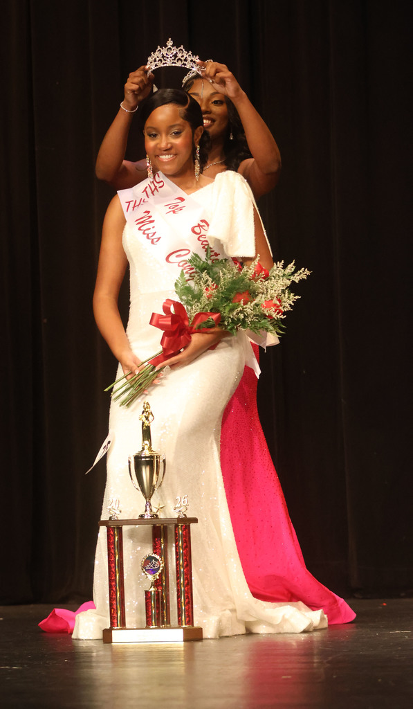 Kennedy Rice, 2026 THS Top Beauty, was crowned by JaTerianna Smith, 2025 THS Top Beauty.