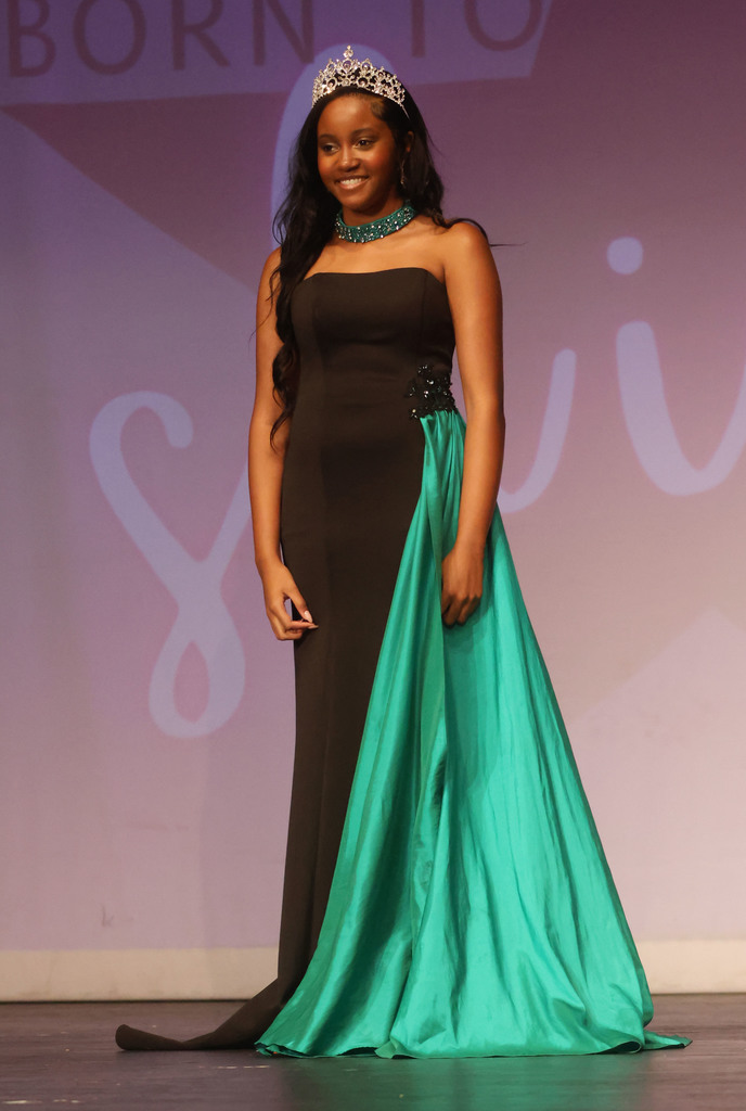 Kennedy Rice, THS Top Beauty 2026, crowned the winners Feb. 21 at the TES Beauty Review.