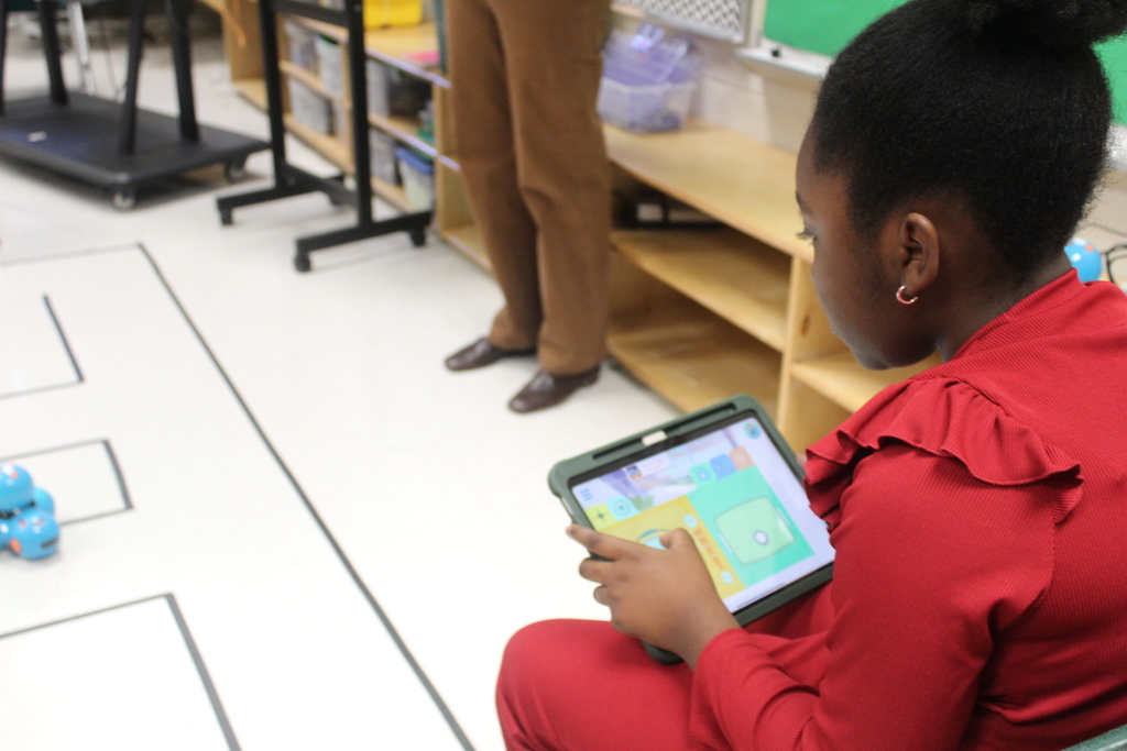 JES 4th Grade STEM with DASH Robots 8