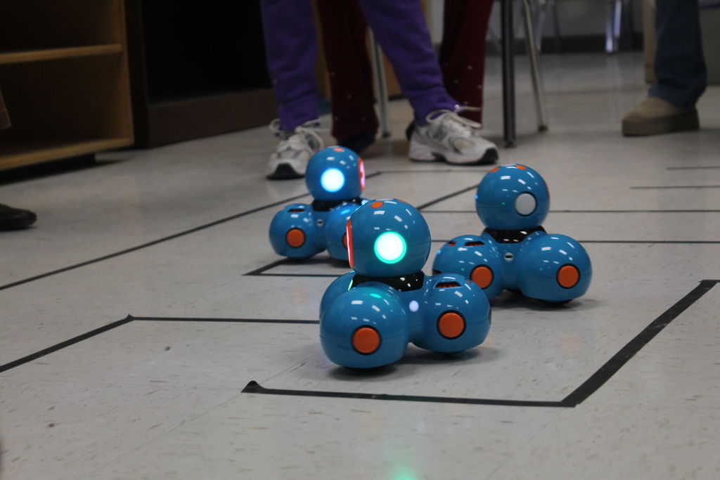 JES 4th Grade STEM with DASH Robots 6