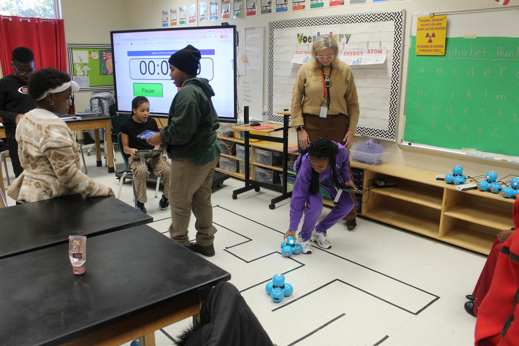 JES 4th Grade STEM with DASH Robots 7