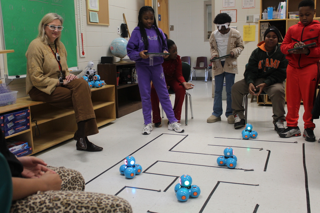JES 4th Grade STEM with DASH Robots 2