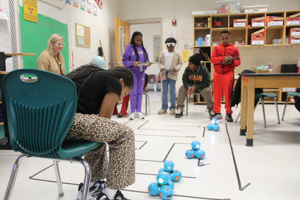 JES 4th Grade STEM with DASH Robots 1