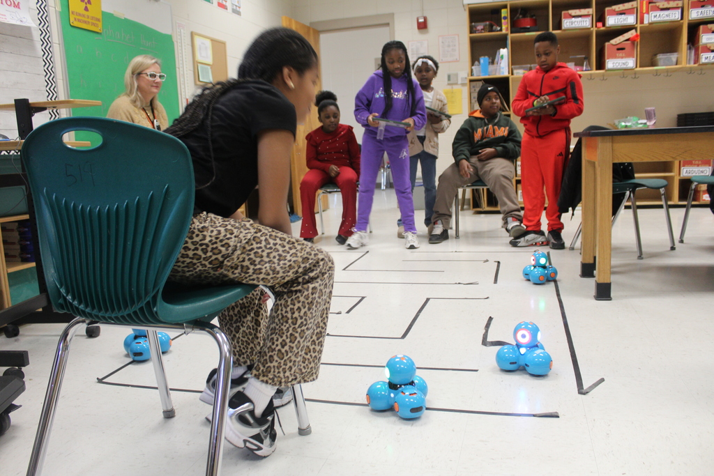 JES 4th Grade STEM with DASH Robots 3