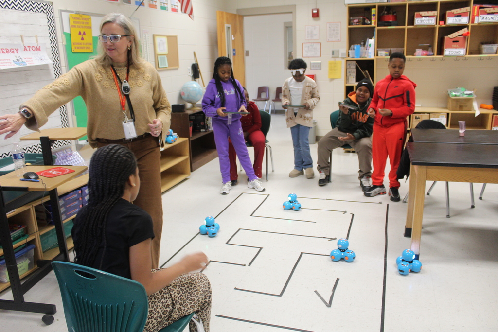 JES 4th Grade STEM with DASH Robots 4