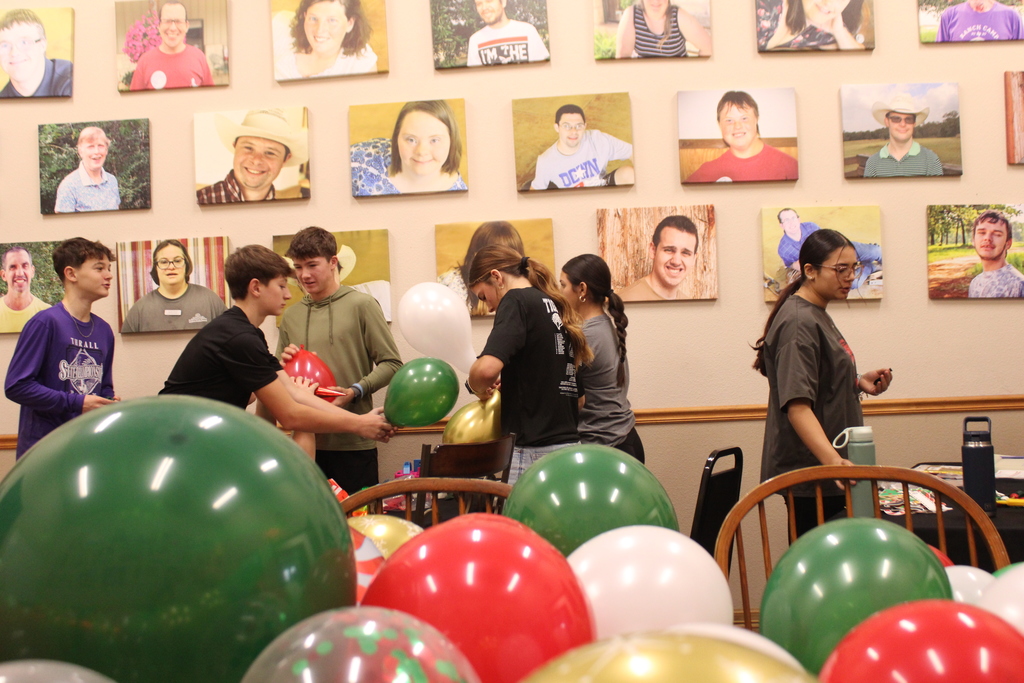 Our Thrall National Junior Honor Society students spent the morning serving at DownHome Ranch, and we couldn’t be more proud of their hard work and heart!  Students helped plant 4,000 poinsettias  and assisted with decorating for an upcoming  event. They showed teamwork, responsibility, and true leadership.  A huge thank-you to DownHome Ranch for welcoming us and giving our students the opportunity to make a meaningful impact. 💛  Way to go, NJHS Tigers! 🐯✨