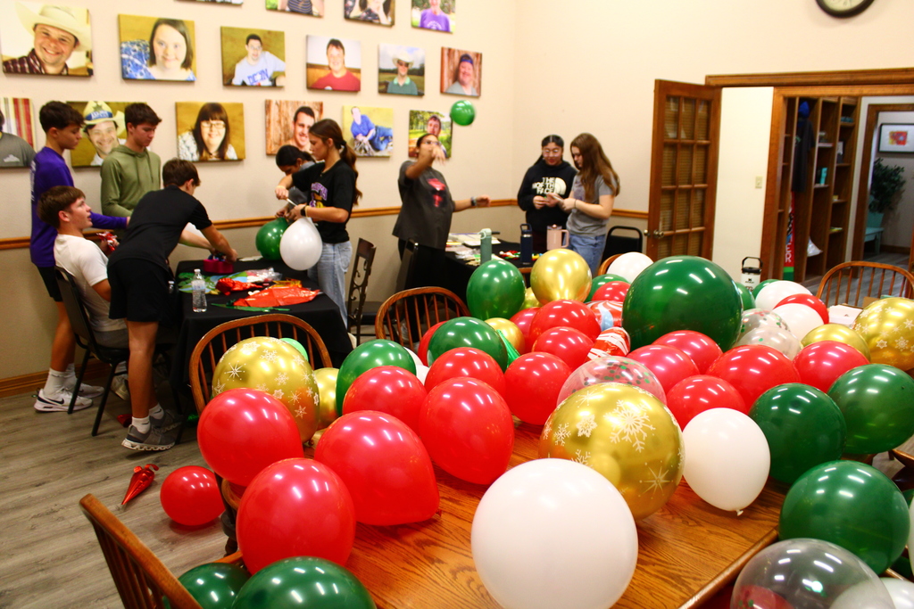 Our Thrall National Junior Honor Society students spent the morning serving at DownHome Ranch, and we couldn’t be more proud of their hard work and heart!  Students helped plant 4,000 poinsettias  and assisted with decorating for an upcoming  event. They showed teamwork, responsibility, and true leadership.  A huge thank-you to DownHome Ranch for welcoming us and giving our students the opportunity to make a meaningful impact. 💛  Way to go, NJHS Tigers! 🐯✨