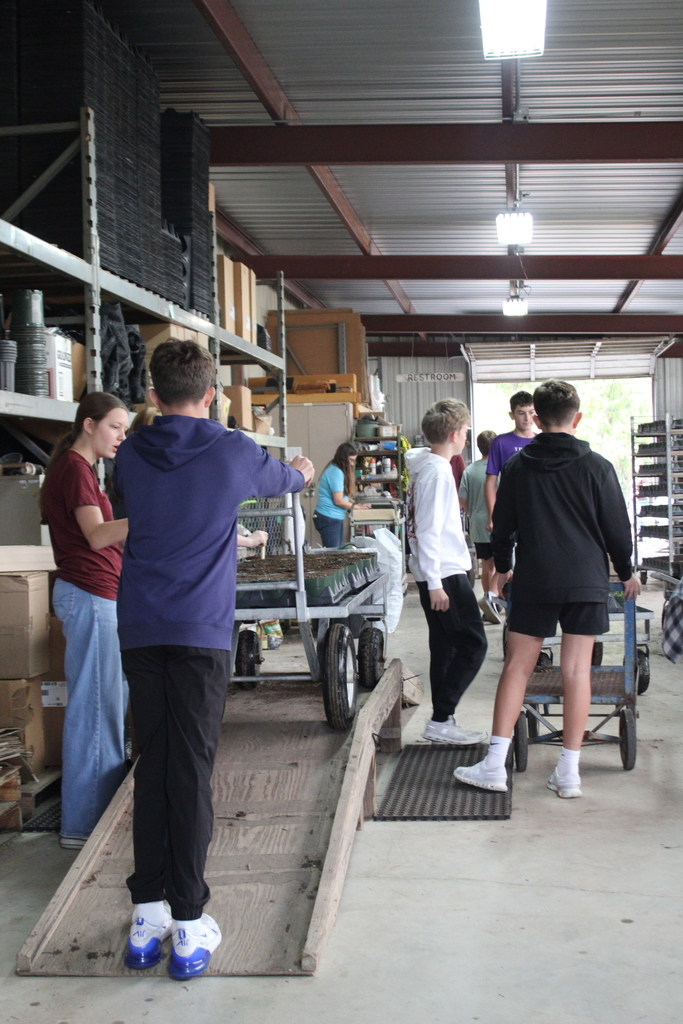 Our Thrall National Junior Honor Society students spent the morning serving at DownHome Ranch, and we couldn’t be more proud of their hard work and heart!  Students helped plant 4,000 poinsettias  and assisted with decorating for an upcoming  event. They showed teamwork, responsibility, and true leadership.  A huge thank-you to DownHome Ranch for welcoming us and giving our students the opportunity to make a meaningful impact. 💛  Way to go, NJHS Tigers! 🐯✨