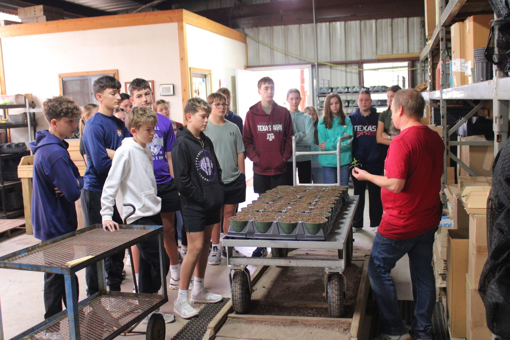 Our Thrall National Junior Honor Society students spent the morning serving at DownHome Ranch, and we couldn’t be more proud of their hard work and heart!  Students helped plant 4,000 poinsettias  and assisted with decorating for an upcoming  event. They showed teamwork, responsibility, and true leadership.  A huge thank-you to DownHome Ranch for welcoming us and giving our students the opportunity to make a meaningful impact. 💛  Way to go, NJHS Tigers! 🐯✨