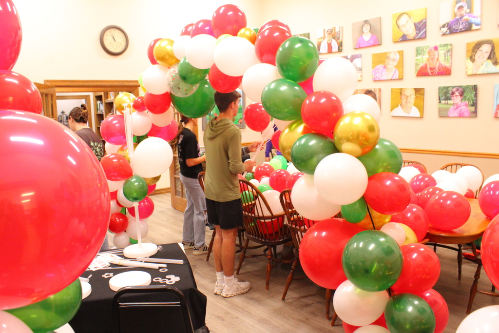 Our Thrall National Junior Honor Society students spent the morning serving at DownHome Ranch, and we couldn’t be more proud of their hard work and heart!  Students helped plant 4,000 poinsettias  and assisted with decorating for an upcoming  event. They showed teamwork, responsibility, and true leadership.  A huge thank-you to DownHome Ranch for welcoming us and giving our students the opportunity to make a meaningful impact. 💛  Way to go, NJHS Tigers! 🐯✨