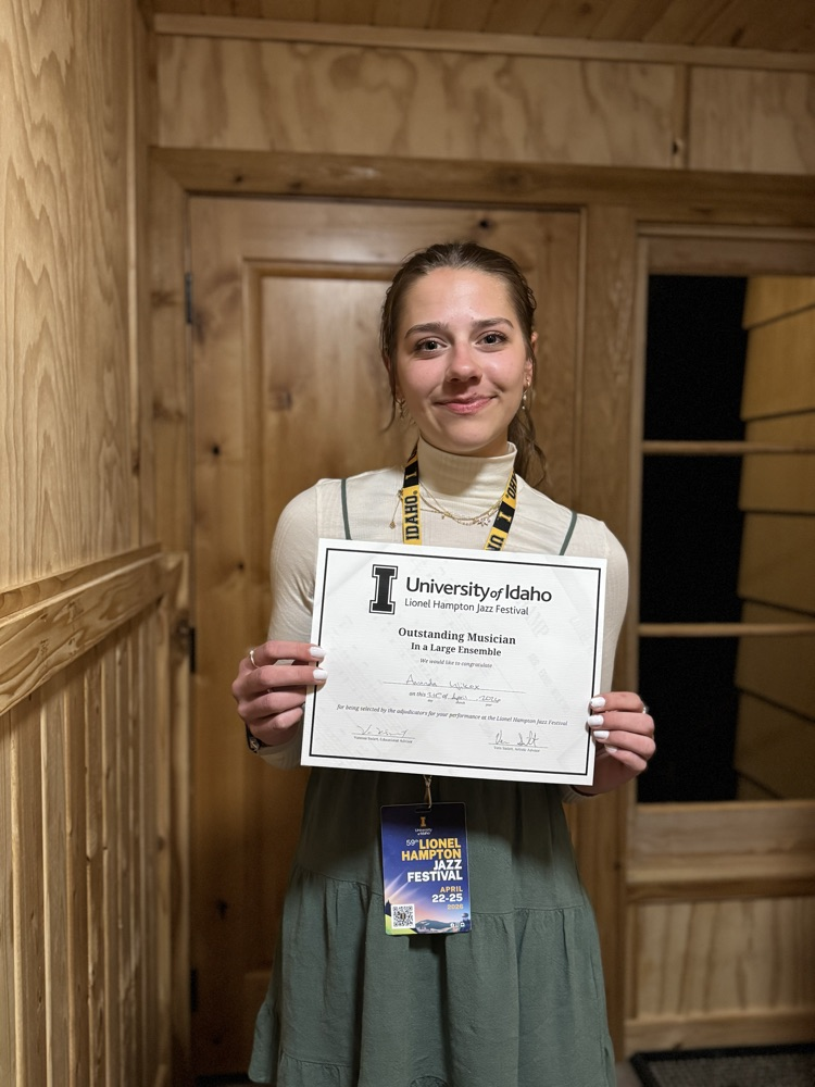 Amanda W. with the “Outstanding Musician” award.