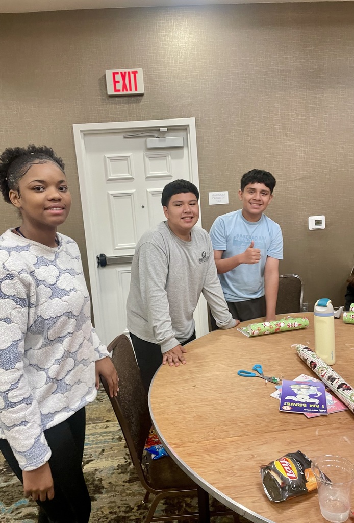 Key Club Book Wrapping Party Wk 6 (5)
