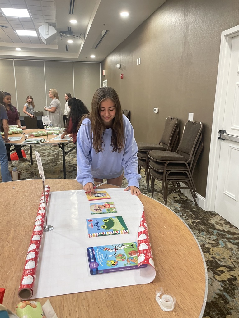 Key Club Book Wrapping Party Wk 6 (2)