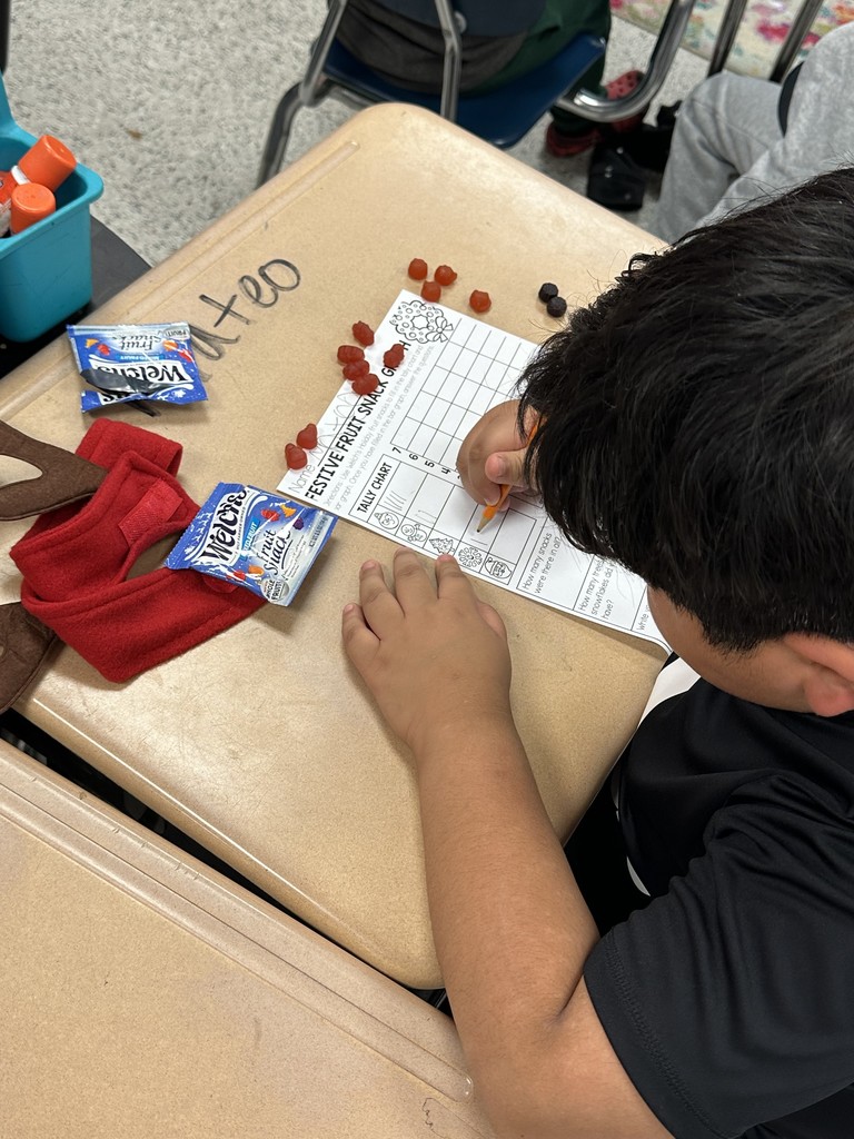 Ms. Parker’s class has been learning about data and graphing in their most recent math module! Today they graphed the number of holiday fruit snacks they received in a pack, and answered questions after graphing their data 🎅🏼🎄⛄️❄️