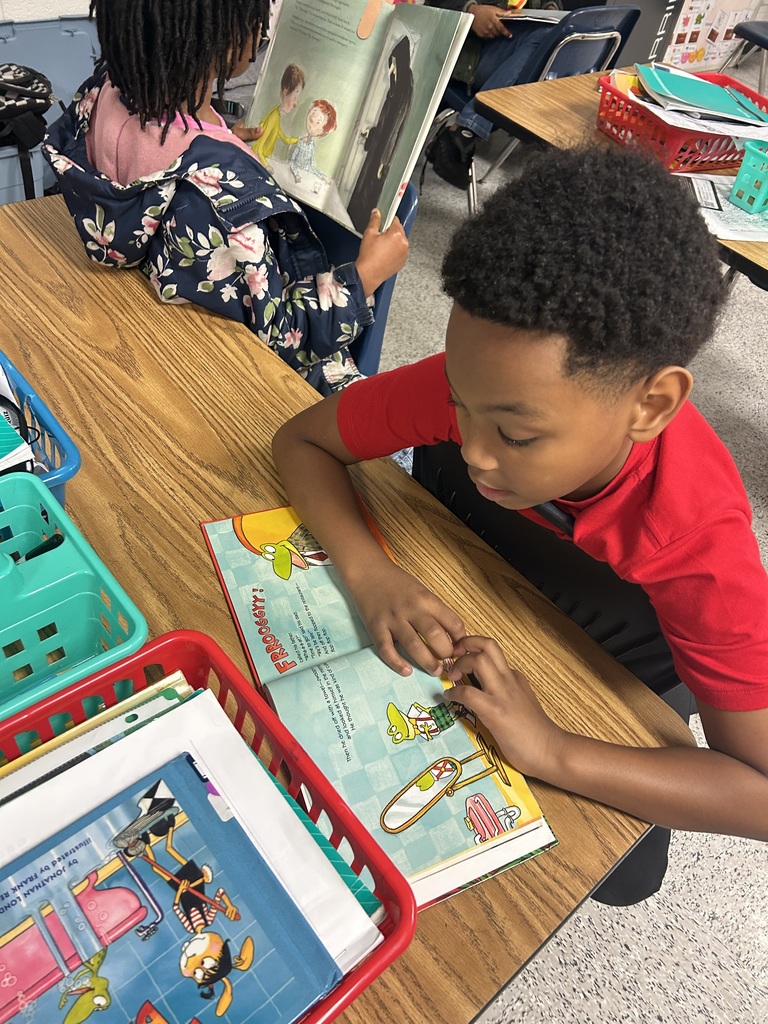 Mrs. McComas's students enjoyed their DEAR (Drop Everything and Read) time, Western style!  Yeehaw! 🤠📖 #wearejtr #4theT