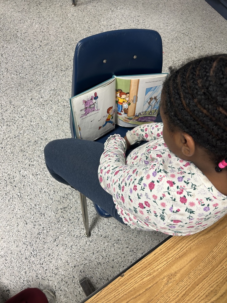 Mrs. McComas's students enjoyed their DEAR (Drop Everything and Read) time, Western style!  Yeehaw! 🤠📖 #wearejtr #4theT