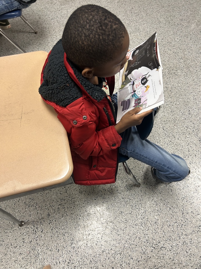 Mrs. McComas's students enjoyed their DEAR (Drop Everything and Read) time, Western style!  Yeehaw! 🤠📖 #wearejtr #4theT