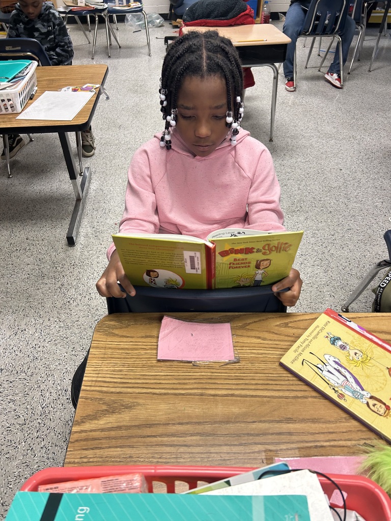 Mrs. McComas's students enjoyed their DEAR (Drop Everything and Read) time, Western style!  Yeehaw! 🤠📖 #wearejtr #4theT