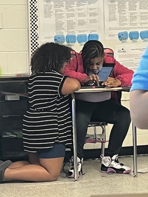 Students in Mrs. White's 4th-grade class engaged in writing with peer tutoring and peer revision. We can learn from one another! 💙✍🏻 #wearejtr #4theT