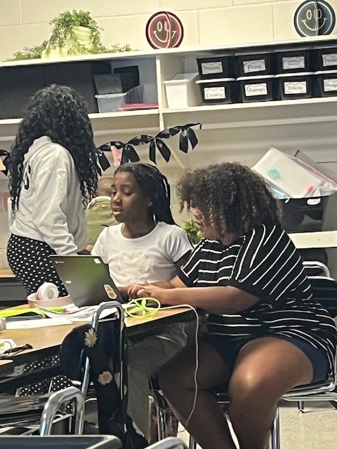 Students in Mrs. White's 4th-grade class engaged in writing with peer tutoring and peer revision. We can learn from one another! 💙✍🏻 #wearejtr #4theT