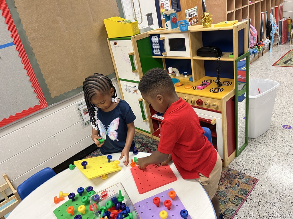 Smiles, giggles, and lots of learning! 😄✨ Ms. Elisa’s Pre-K students kicked off their first day by exploring learning centers and having fun with hands-on math manipulatives. What a great start to an exciting year! 🎉📚🔢💕