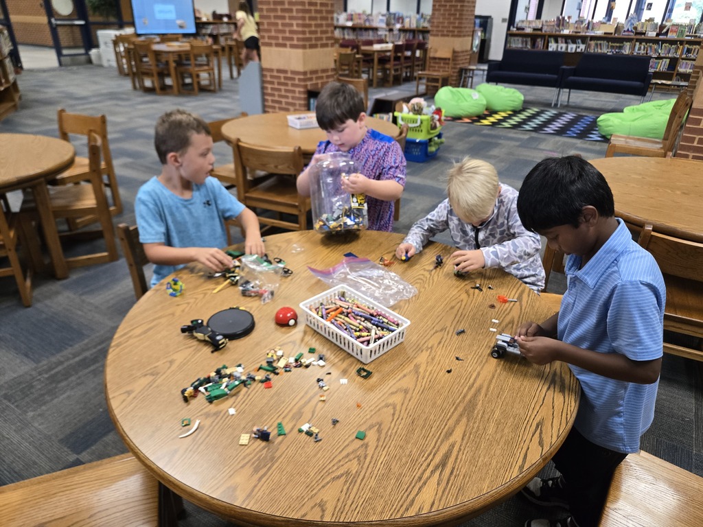 Ms. Gaskins' students using the Makerspace in the Media Center.